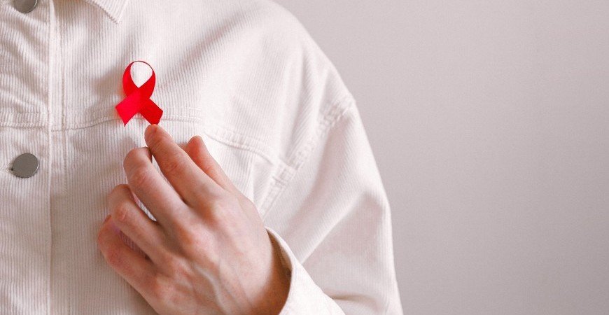 dezembro-vermelho:-direitos-e-isencoes-de-quem-tem-hiv