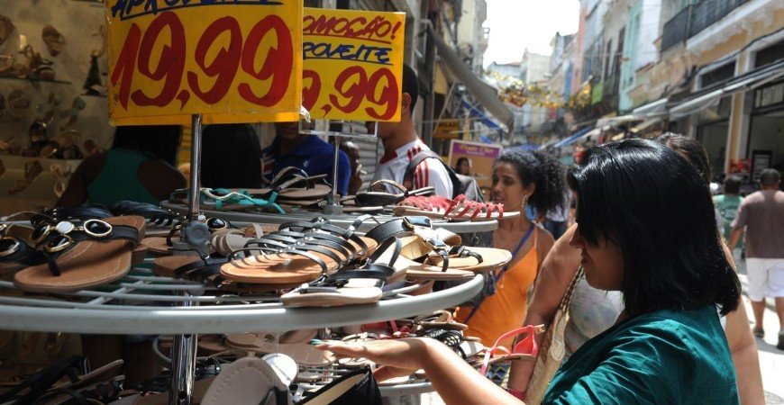 taxa-de-informalidade-recua-em-2022-e-fica-abaixo-de-40%