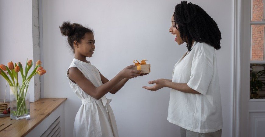 dia-das-maes:-tributos-em-presentes-mais-buscados-chegam-a-78%-do-preco-final