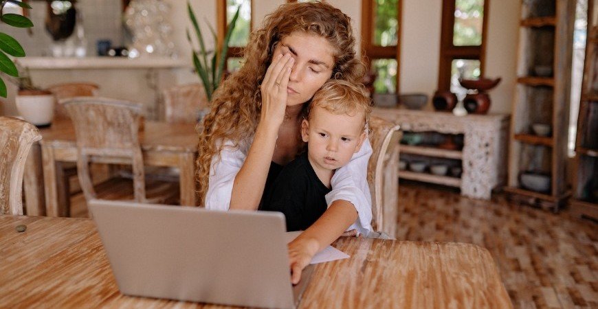 politicas-de-saude-mental-da-mae-trabalhadora-sao-necessarias