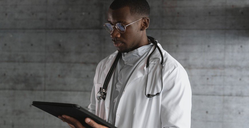 imposto:-medico-paga-mais-se-nao-emite-a-nota-mais-benefica