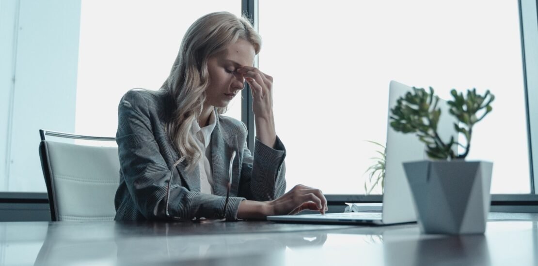 grana-curta,-estresse-em-alta:-a-relacao-entre-dinheiro,-trabalho-e-saude-mental