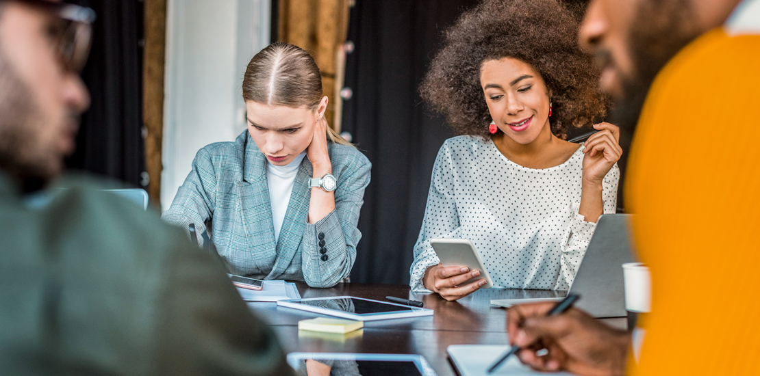 trabalho-presencial-volta-a-crescer-no-pais,-mas-hibrido-e-preferencia