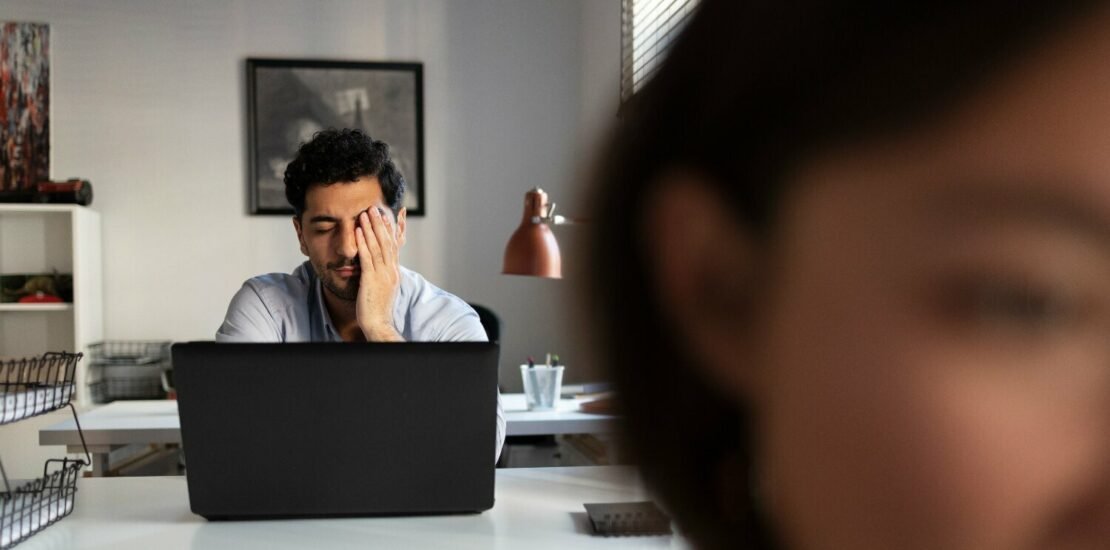 tipos-de-chefe-que-ninguem-quer-por-perto:-do-autoritario-ao-pao-duro