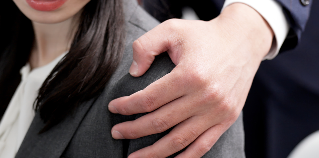 assedio-sexual-no-trabalho:-o-que-a-empresa-deve-fazer-quando-recebe-uma-denuncia?